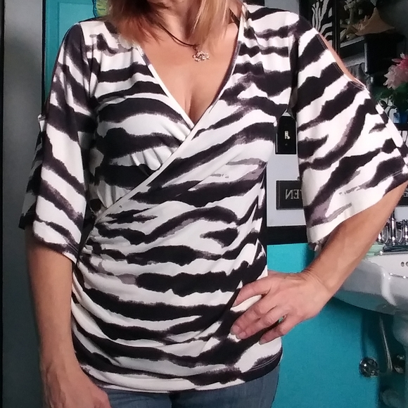 Zebra print cold shoulder blouse - Picture 3 of 6